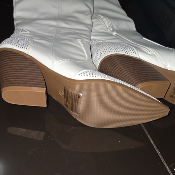 Elegant White Knee-High Women's Boots - Picture 4 of 6